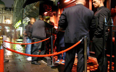 Portero de discoteca en la seguridad privada